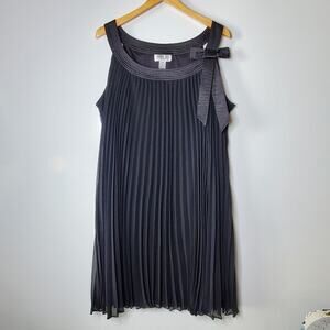 Robbie Bee Woman Black pleated little back dress In Excellent used condition